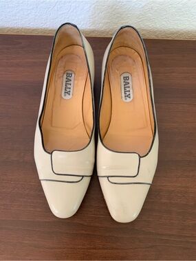 Vintage Bally Women's Cream Leather Loafers Size 6.5 M